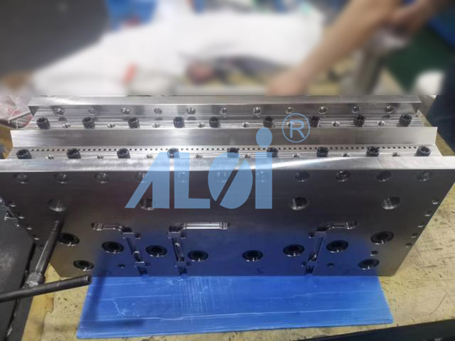 鎮(zhèn)江衣架式1600熔噴布模具丨熔噴機(jī)噴出來的布不均勻，如何解決？