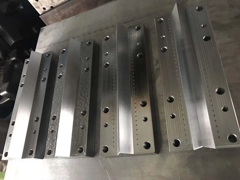 張家口熔噴布模具打孔是用什么機(jī)器呢？